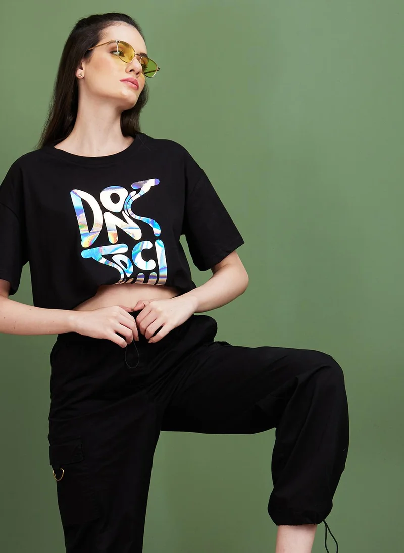 جلو باص تيشيرت قطن نسائي بياقة مستديرة وأكمام واسعة وطبعة حروف باللون الأسود